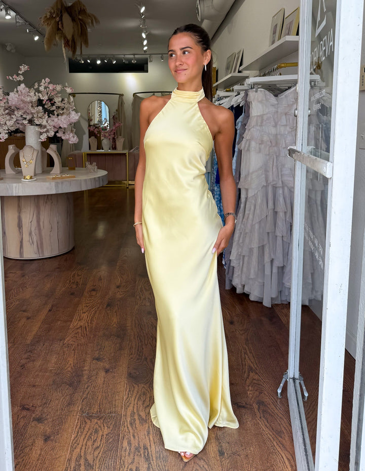 Elegantes Satin-Maxikleid mit Halter-Ausschnitt