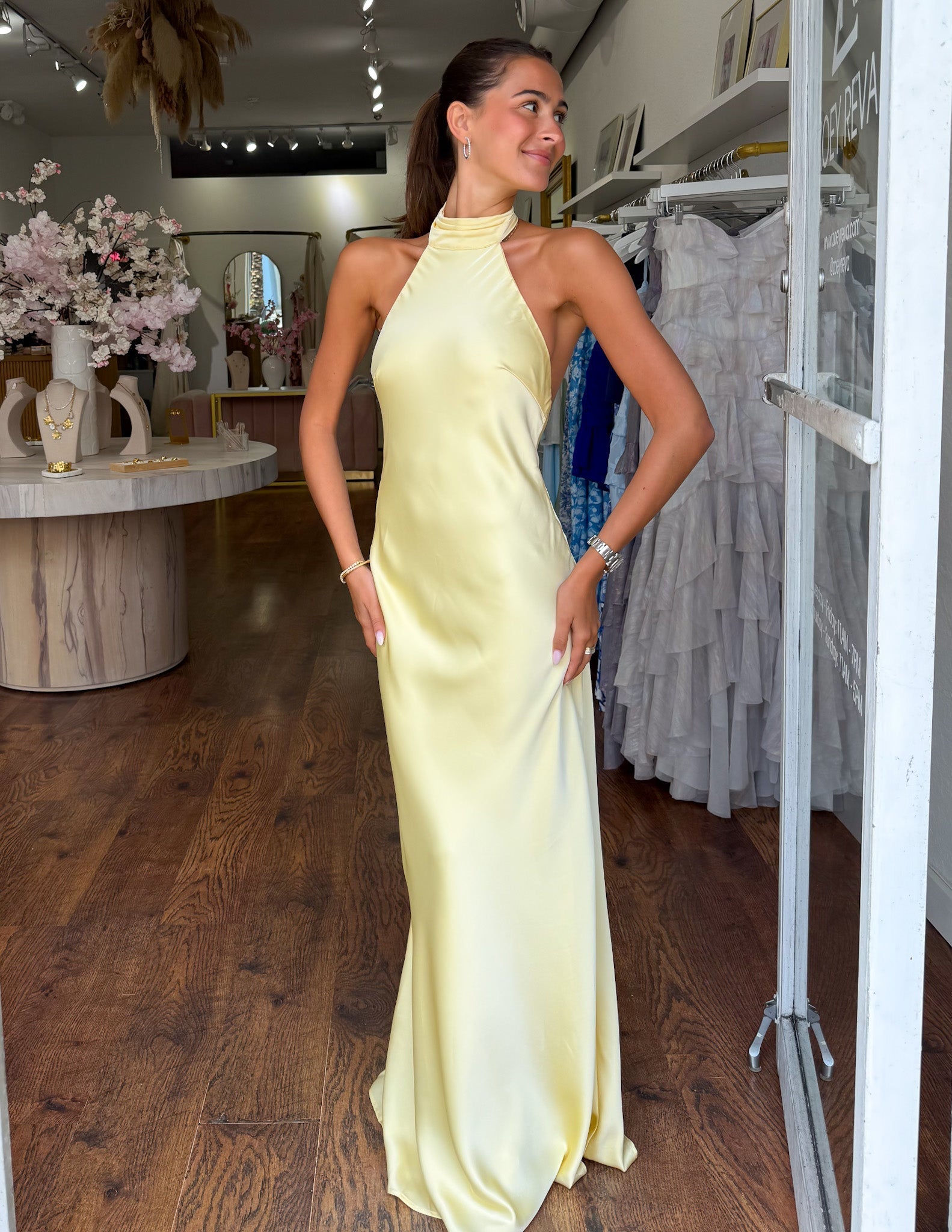 Elegantes Satin-Maxikleid mit Halter-Ausschnitt