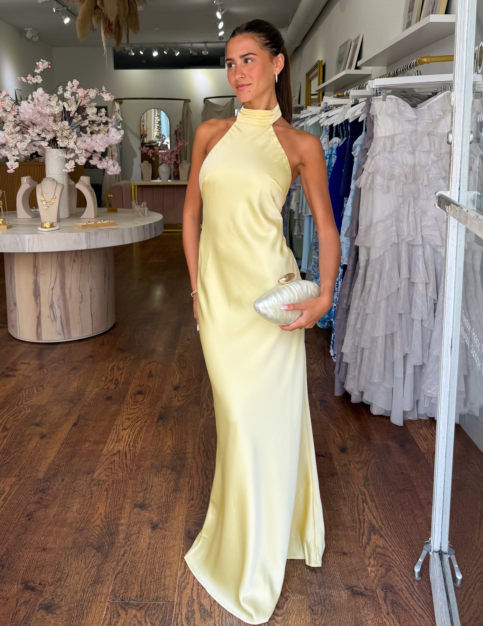 Elegantes Satin-Maxikleid mit Halter-Ausschnitt