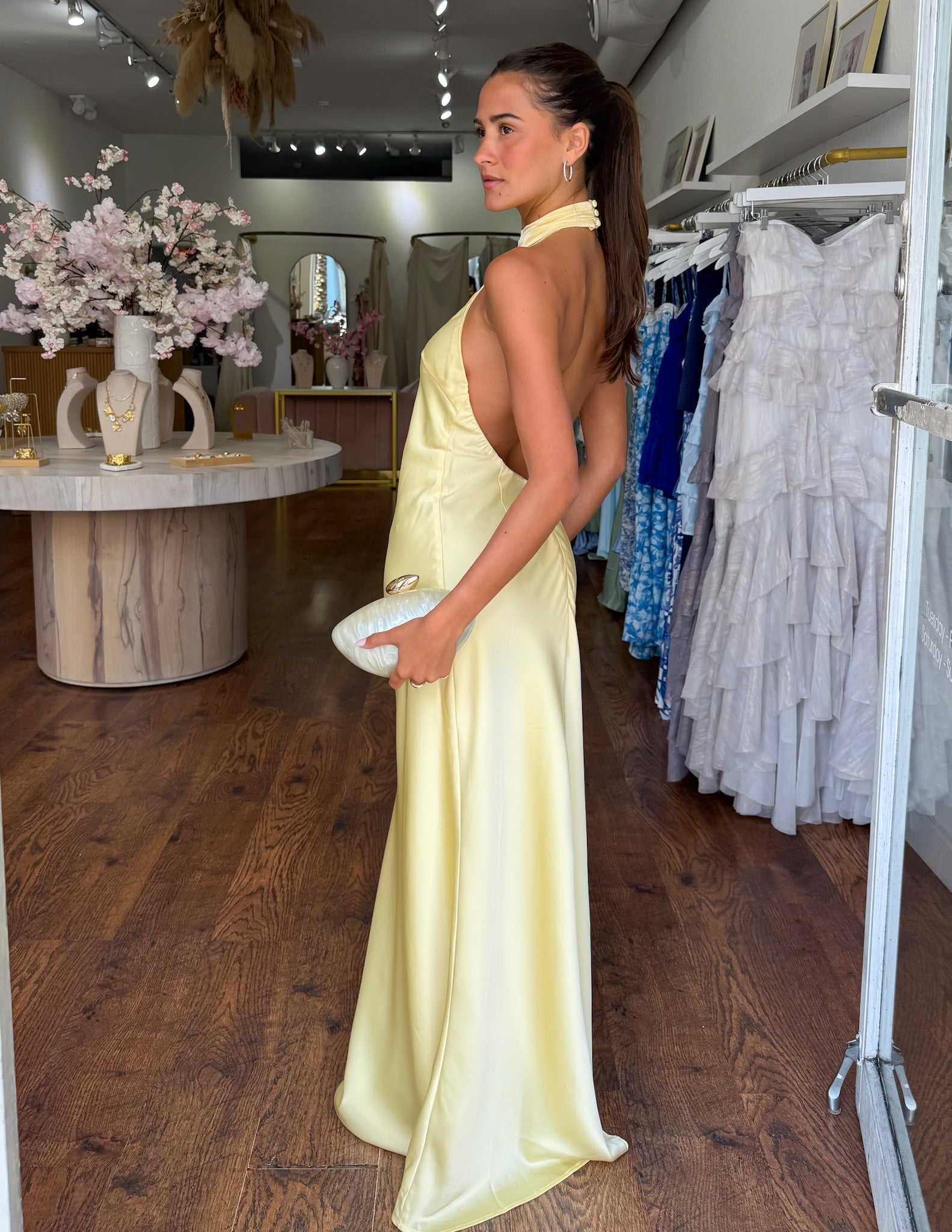 Elegantes Satin-Maxikleid mit Halter-Ausschnitt