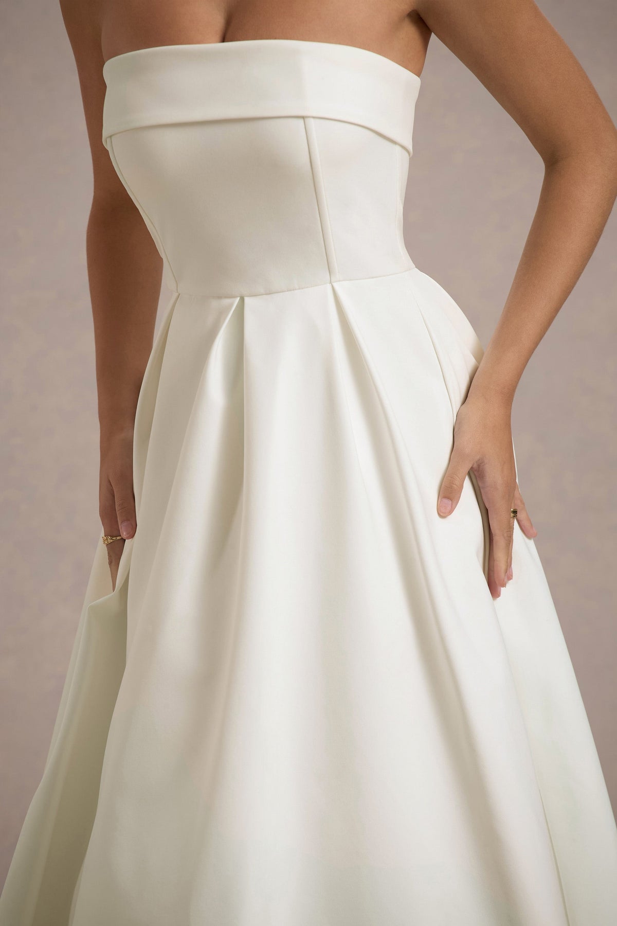 Stilvolles Midi-Kleid mit Schulterfreiem Ausschnitt