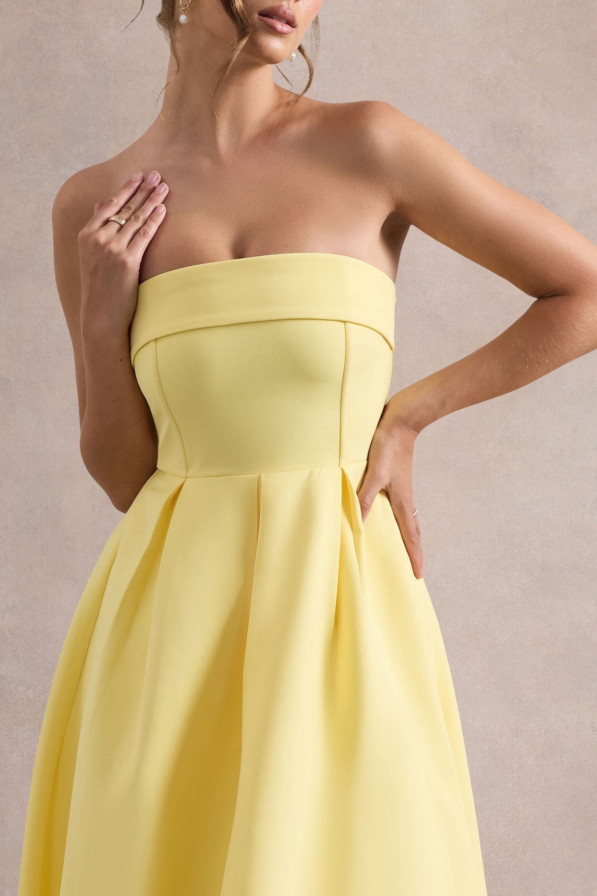 Stilvolles Midi-Kleid mit Schulterfreiem Ausschnitt