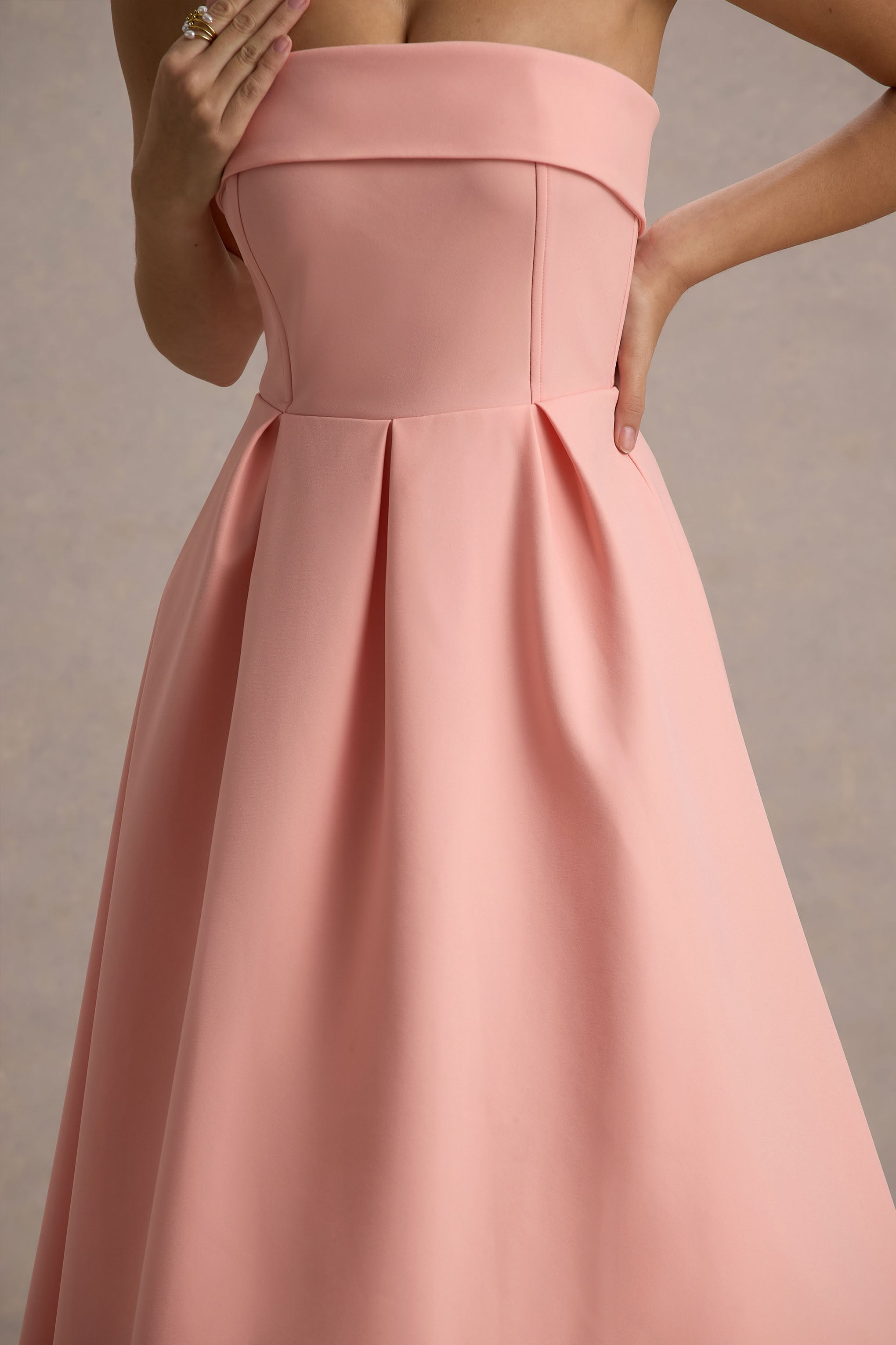 Stilvolles Midi-Kleid mit Schulterfreiem Ausschnitt